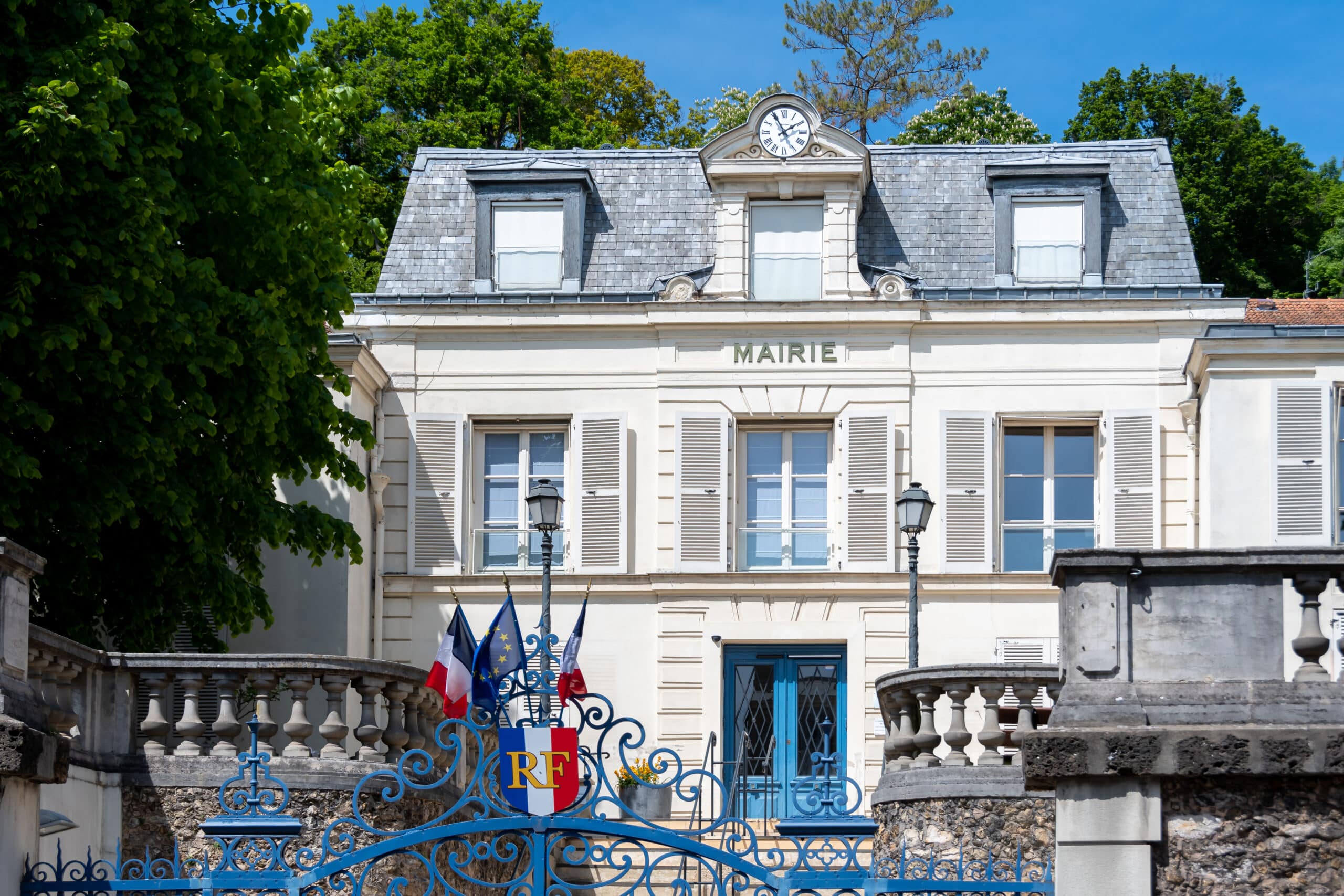 Vue extérieure de l'hôtel de ville de Ville-d'Avray France, commune de la banlieue ouest de Paris, située dans le département des Hauts-de-Seine